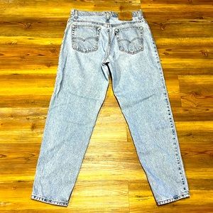 Vintage Women’s 550 Relaxed Fit Tapered Leg Levi’s Jeans